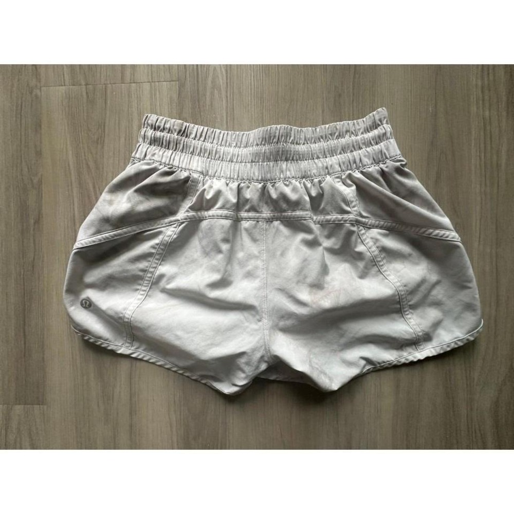 Lululemon Tracker Short V Low Rise‎ 4" size 6 - Picture 2 of 3